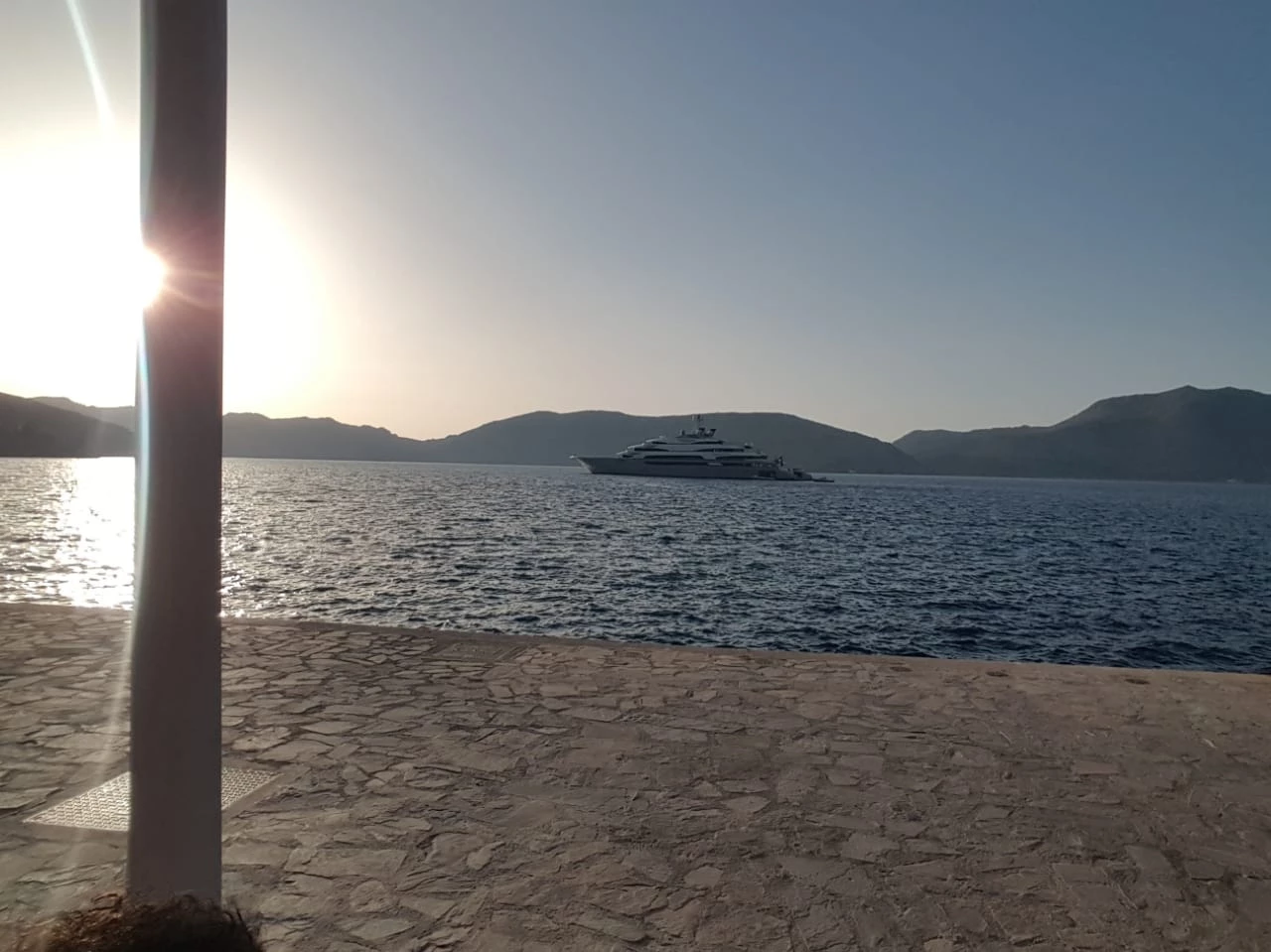 Στη Σύμη το 7οροφο πλωτό παλάτι του Ρώσου κροίσου Βίκτορ Ρασνίκοφ – Δείτε εικόνες